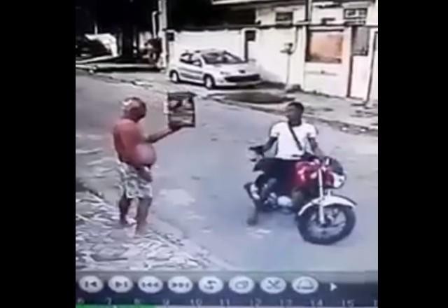 Flagrante: bandido armado rende homem e rouba passarinho no Rio