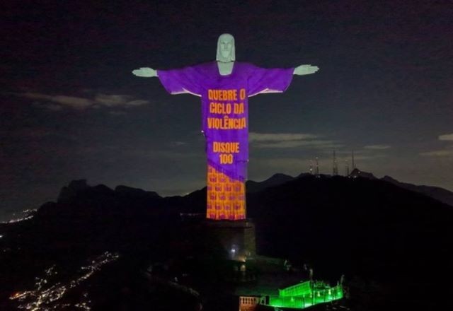 Flores são projetadas no Cristo para lembrar combate ao abuso sexual de crianças