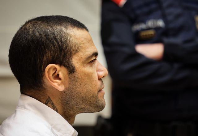 Imagem da noticia Daniel Alves pede liberdade após condenação por estupro e diz: "Não vou fugir, acredito na Justiça"