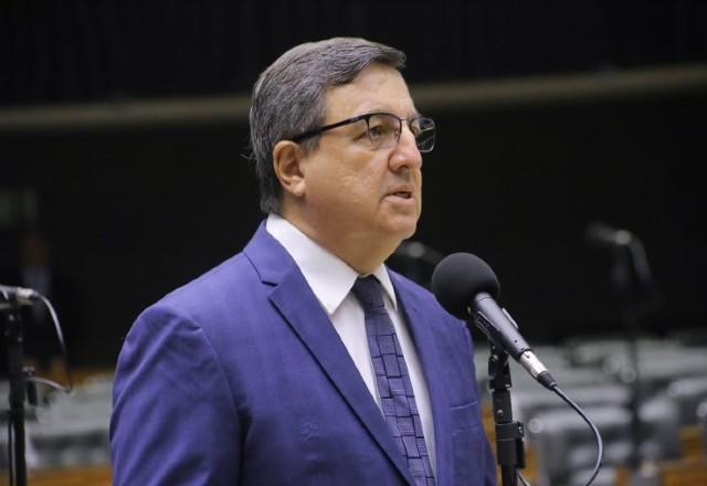 Imagem da noticia Relator lê parecer favorável à PEC dos Benefícios na Câmara