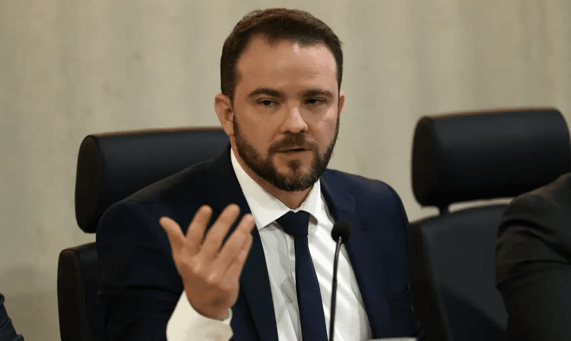 Imagem da noticia Número 2 da Fazenda defende revisão de benefícios tributários em meio a impasse sobre IOF