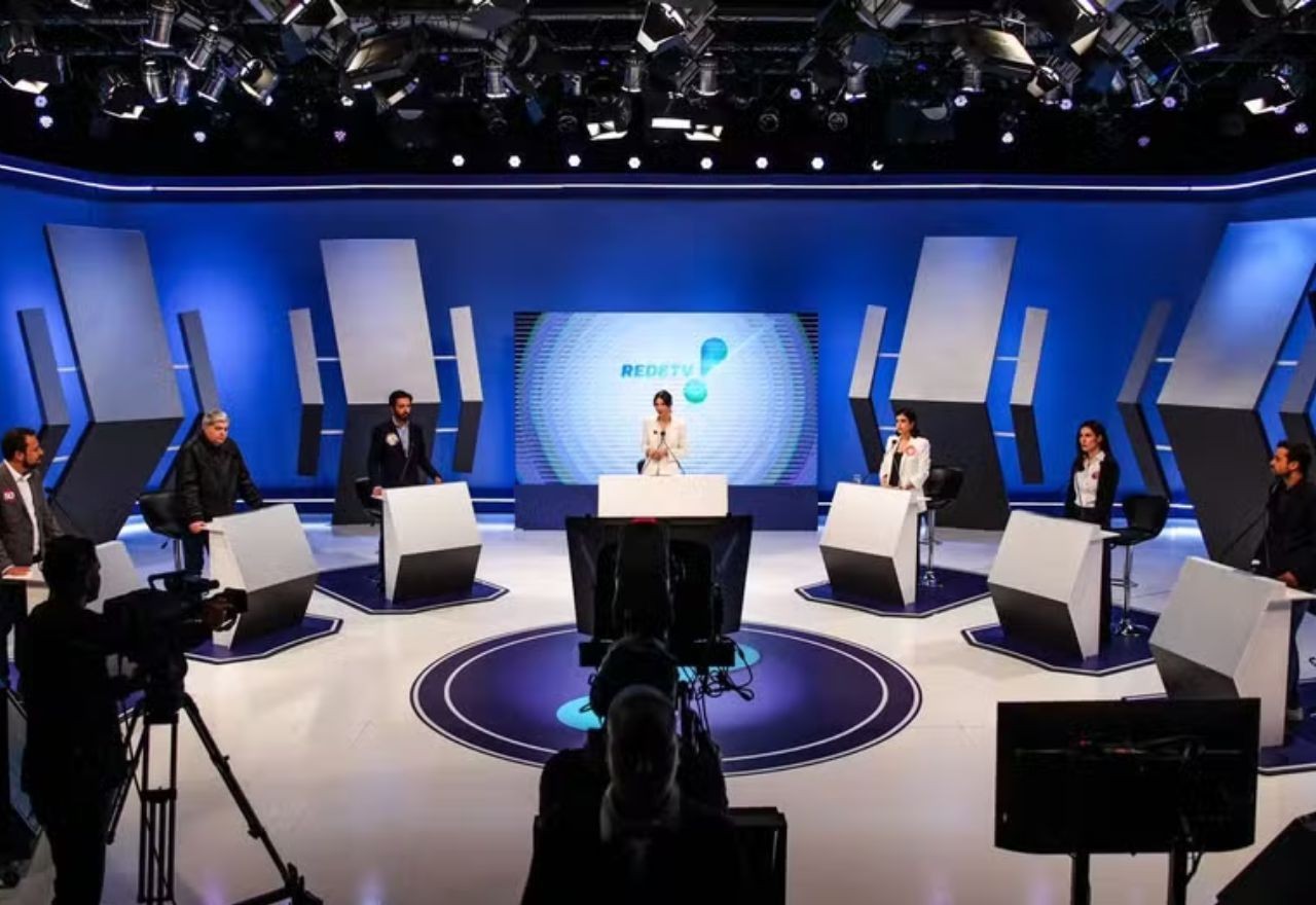 Primeiro debate com candidatos de SP após cadeirada tem gritaria e provocações