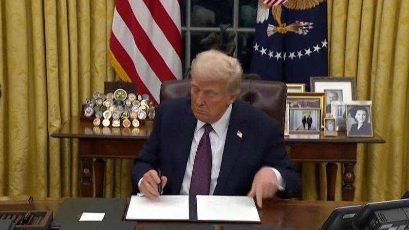 Imagem da noticia Governo Trump revoga status de proteção para venezuelanos: "Sacos de lixo", diz secretária