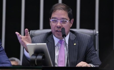 Vice-presidente da Câmara diz que pautará anistia se Hugo Motta viajar