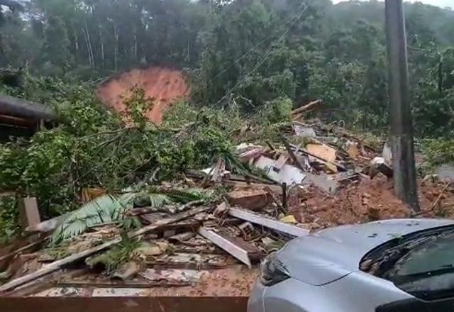 Imagem da noticia Temporais causam morte e destruição no litoral de São Paulo