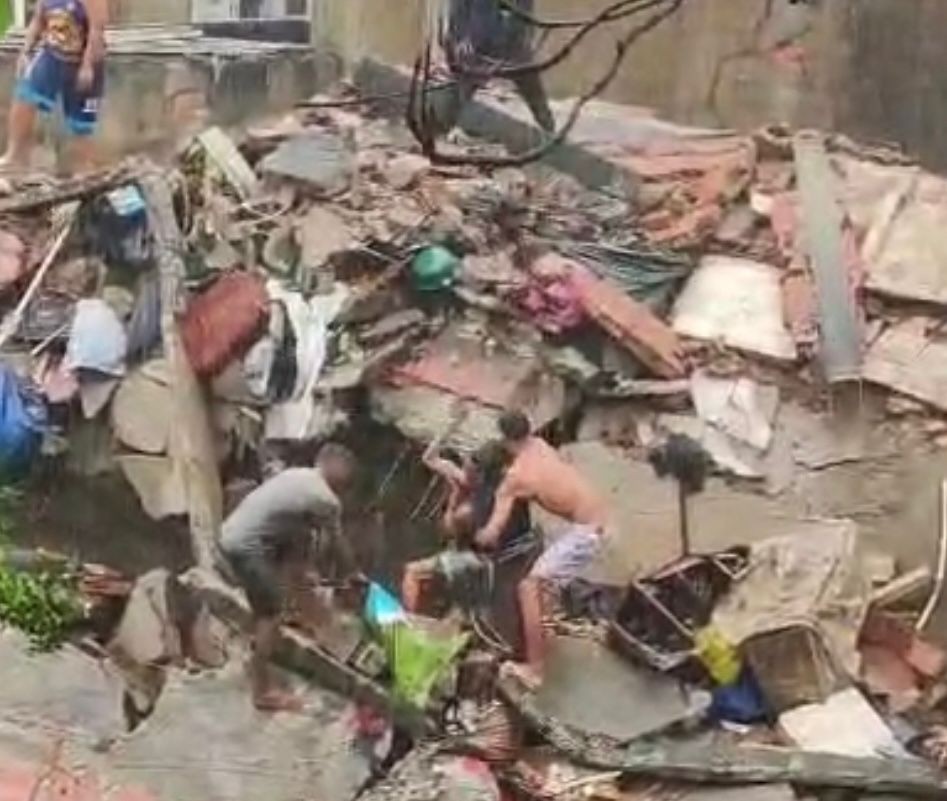 Imagem da noticia Casa desaba na beira do rio na Baixada Fluminense