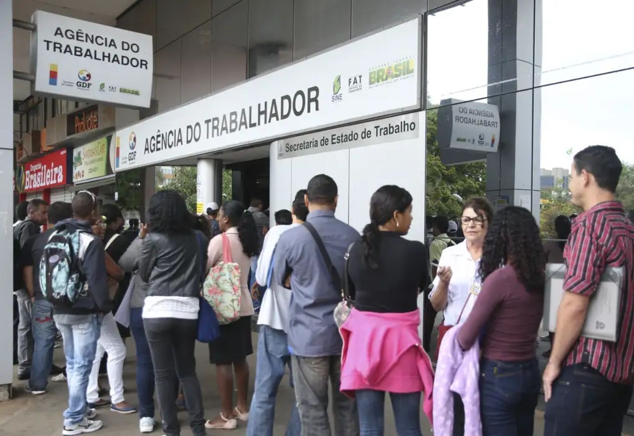 Imagem da noticia Desemprego mundial fica praticamente estável em 2024; mulheres são as mais afetadas