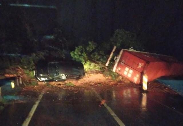 Imagem da noticia Deslizamento de terra atinge veículos e interdita BR-376 no Paraná