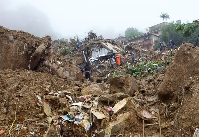 Sobe para 108 o número de mortos após temporal em Petrópolis