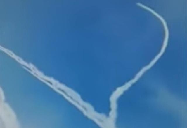 Imagem da noticia Foguete do Exército desvia da rota e cai no meio de plantação em Goiás