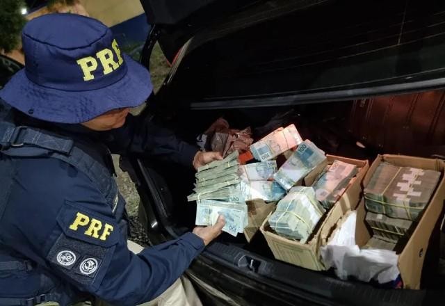 Imagem da noticia PRF prende homem que transportava R$ 2,5 milhões em dinheiro