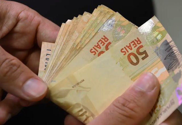 Imagem da noticia Governo confirma aumento do salário mínimo para 2024; saiba qual será o novo valor