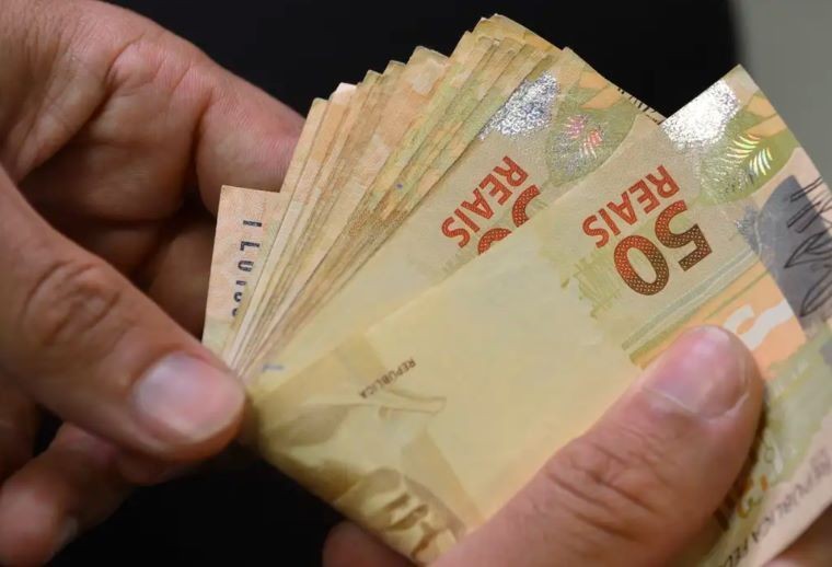 Imagem da noticia Lula assina decreto confirmando salário mínimo de R$ 1.412