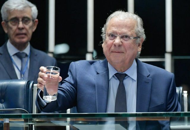 José Dirceu volta ao Congresso após 19 anos e participa de sessão em celebração à democracia