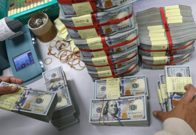 Imagem da noticia Dólar sobe com aversão ao risco na abertura após novas ameaças de Trump