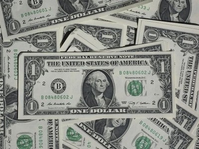 Dólar sobe e Ibovespa acumula maior queda semanal desde 2022 após tarifas dos EUA