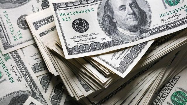 Imagem da noticia Dólar fecha a R$ 5,60, com alta influenciada por apagão cibernético e temor fiscal