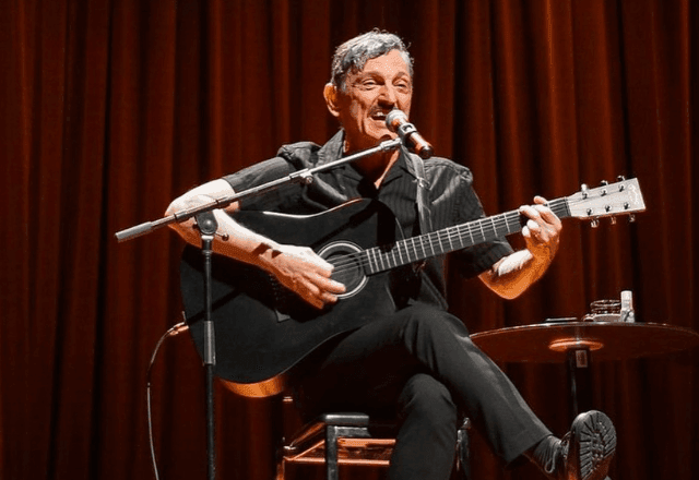 Imagem da noticia Ex-vocalista do Titãs, Paulo Miklos está na UTI com gastroenterite