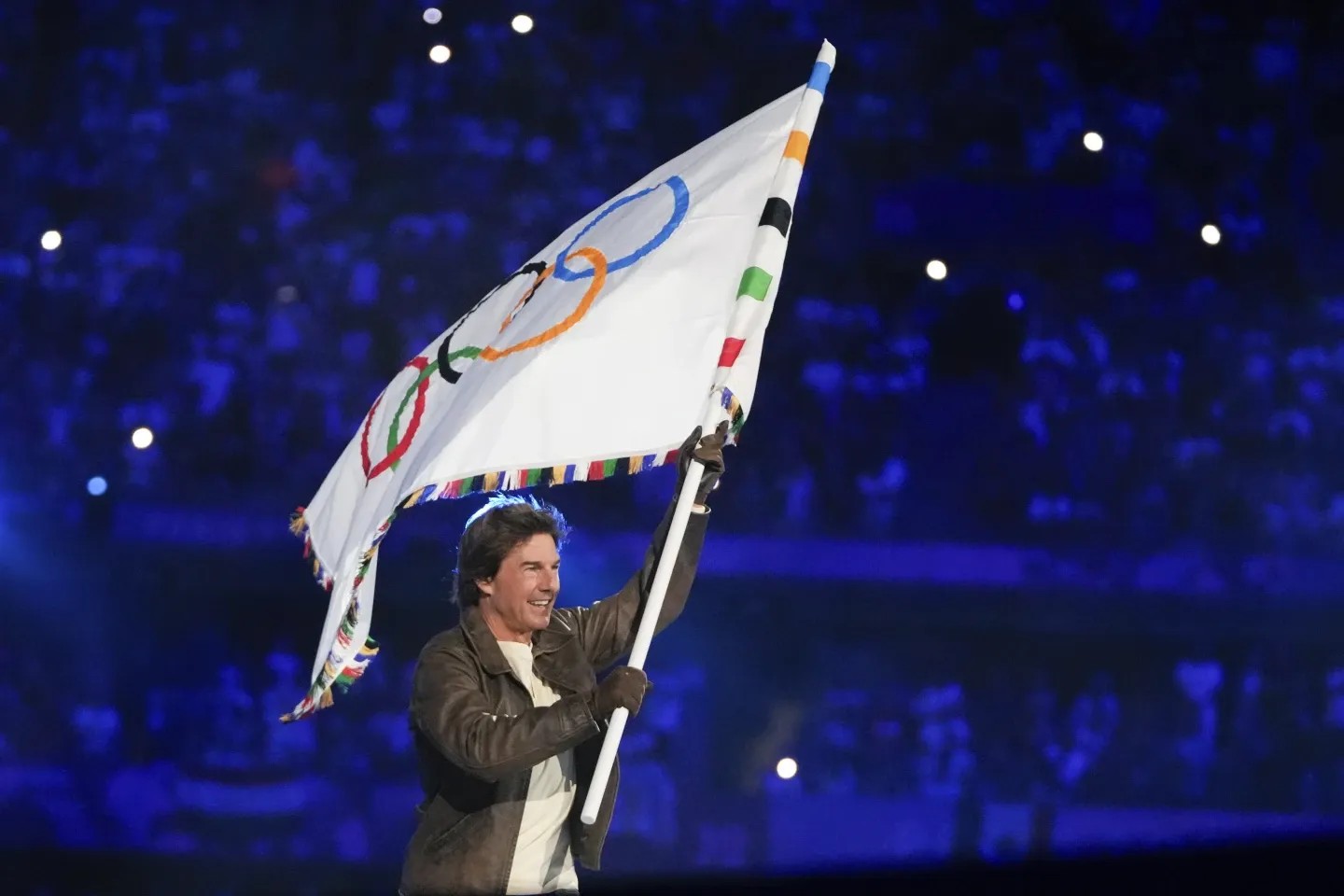 Imagem da noticia Tom Cruise cai do céu e Paris se despede das Olimpíadas 2024