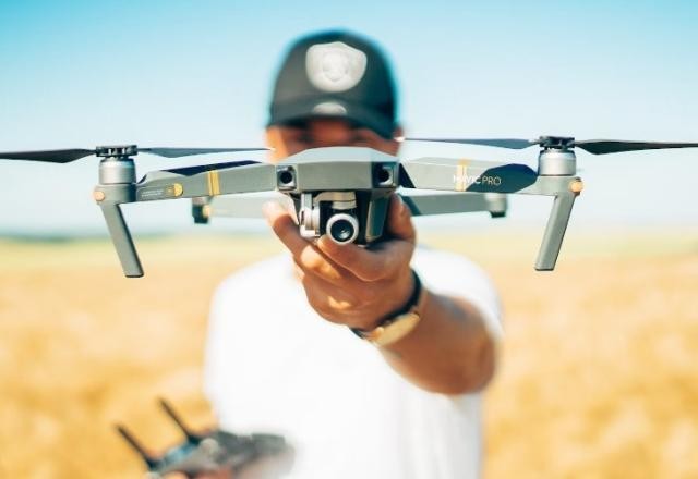 Drones auxiliando na produção de alimentos