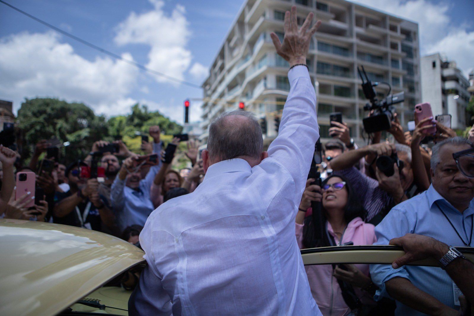 Principal opositor de Maduro vota na Venezuela e celebra presença maciça de eleitores