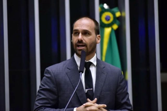 Imagem da noticia Moraes arquiva pedido de apreensão de passaporte de Eduardo Bolsonaro 
