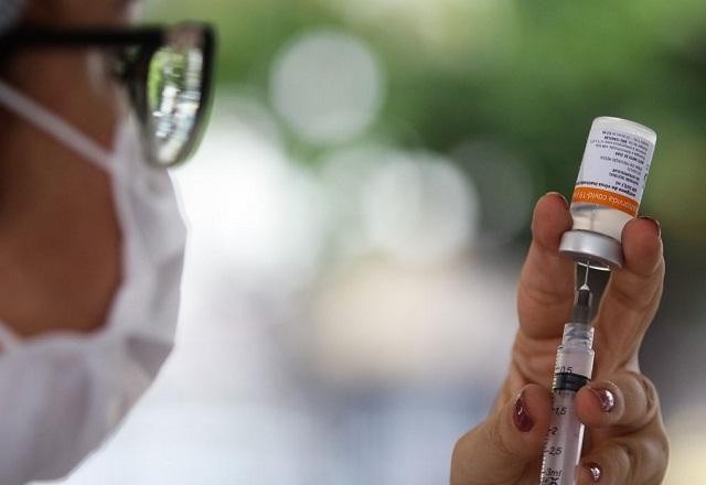 Estudo diz ser melhor vacinar mais gente do que aplicar dose de reforço