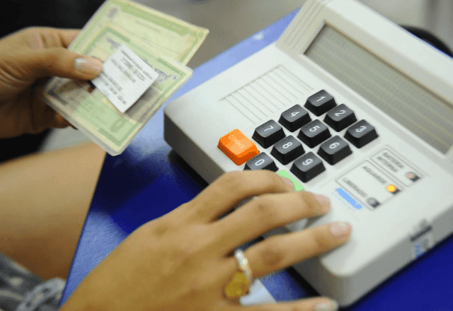 Imagem da noticia Mais de 800 mil brasileiros no exterior podem votar em 2026; veja como tirar ou regularizar o título