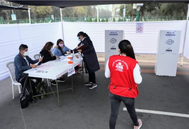 Imagem da noticia Peruanos voltam às urnas para escolher novo presidente