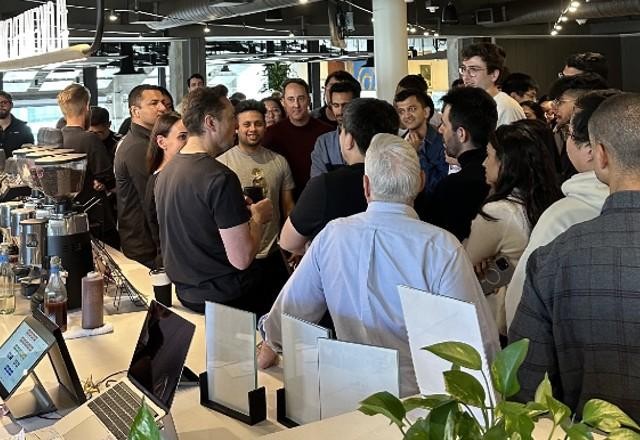 Imagem da noticia Musk demite diretores e assume como principal executivo do Twitter