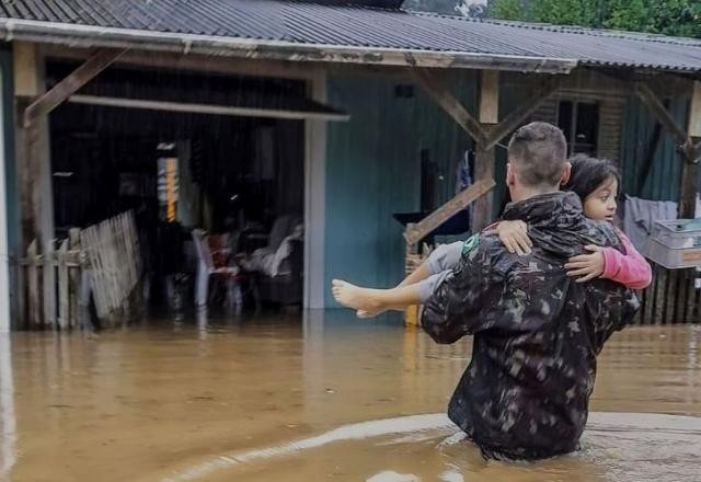 Com comitiva de ministros, Alckmin visita áreas afetadas por enchentes no Sul