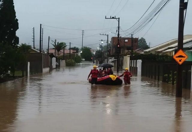 Imagem da noticia SBT News na TV: Chuvas deixam 4 mortos no RS; 71 municípios estão em situação de emergência em SC