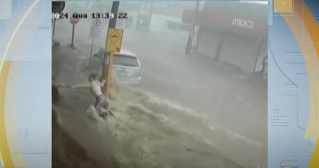Imagem da noticia Vídeo: Mulher é salva após ser arrastada por enxurrada em São Carlos (SP)