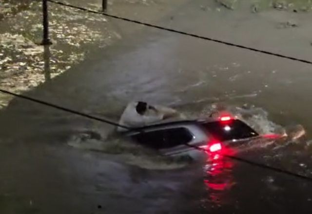 Imagem da noticia Motorista é arrastado por enxurrada e tem carro engolido pela água na Bahia
