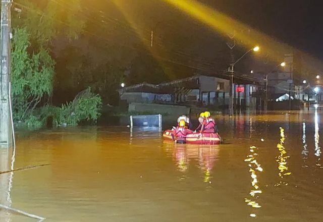 Imagem da noticia Duas pessoas morrem após carro afundar em rua alagada de SC