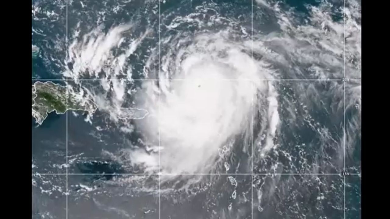 Imagem da noticia Furacão Erin, de categoria cinco, ameaça o Caribe com ventos de 255 km/h