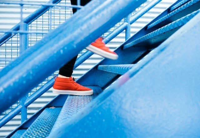 Trocar elevador por escada pode aumentar longevidade, diz estudo