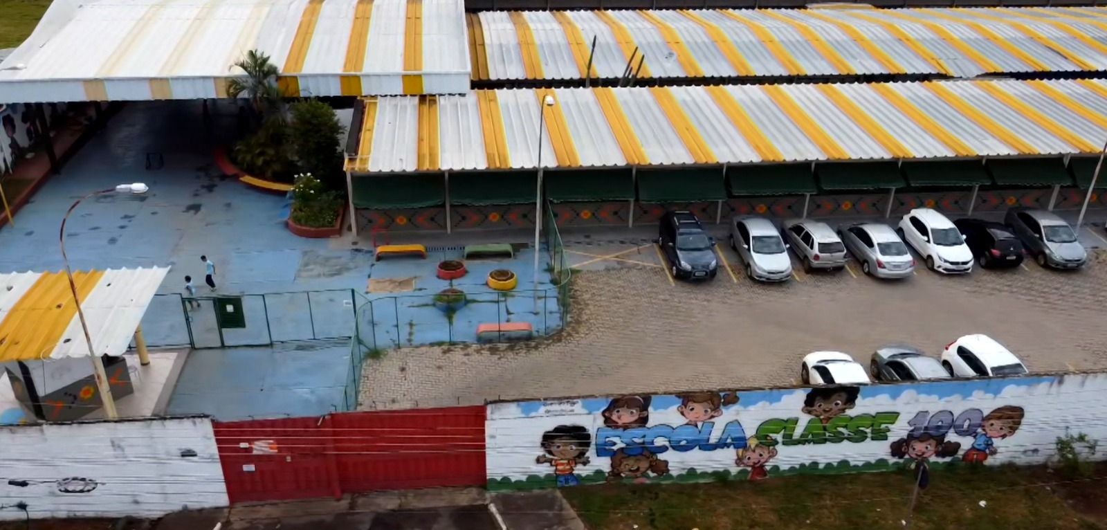 Imagem da noticia Menino com síndrome de Down sai sozinho de escola no DF e é encontrado em supermercado