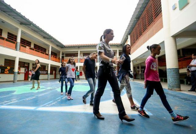 Imagem da noticia Governo Lula decide encerrar programa de escolas cívico-militares criado por Bolsonaro