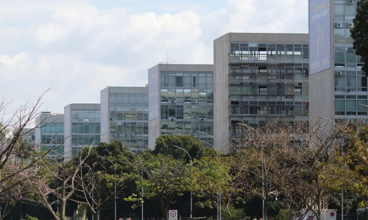 Imagem da noticia Governo confirma bloqueio de R$ 15 bilhões no Orçamento para alcançar déficit zero