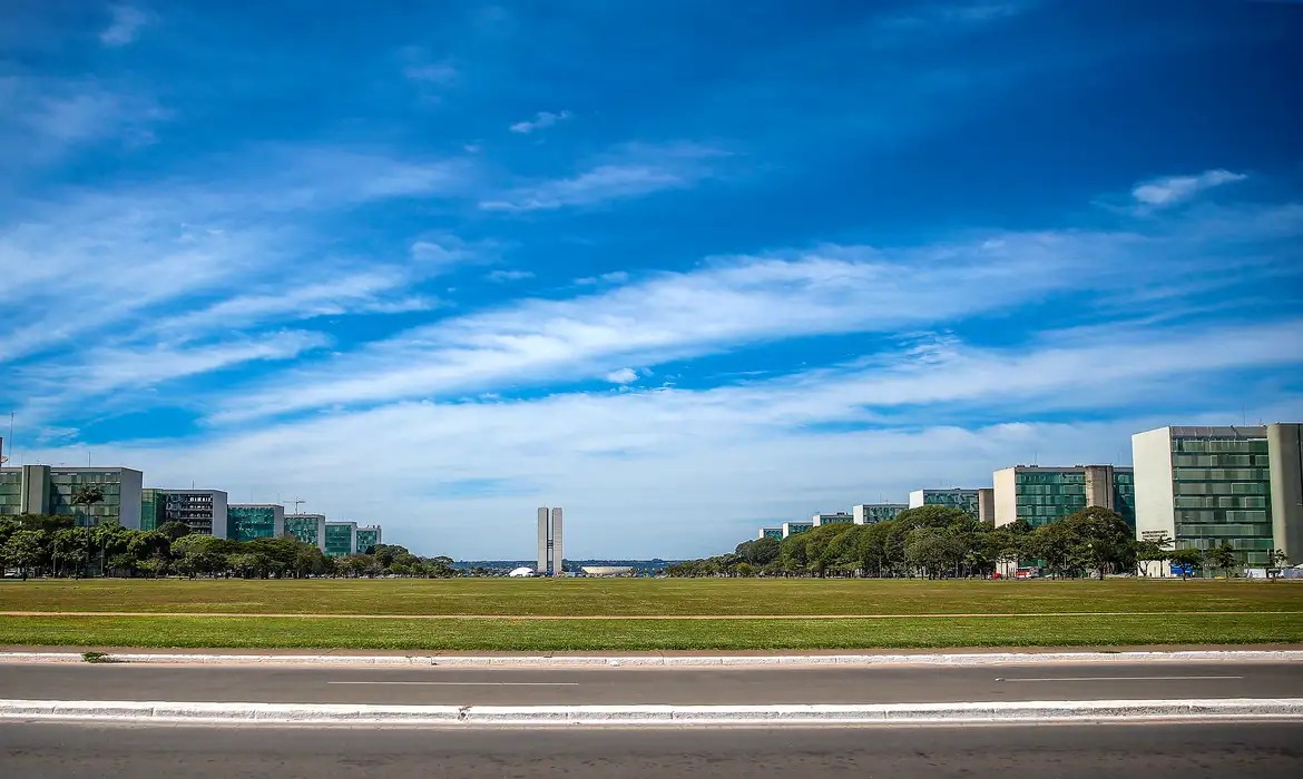 Imagem da noticia Governo nega reajuste e propõe aumento de auxílios a servidores federais