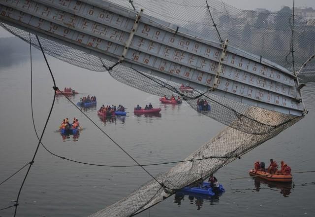 Imagem da noticia Número de mortos após colapso de ponte suspensa na Índia passa de 130