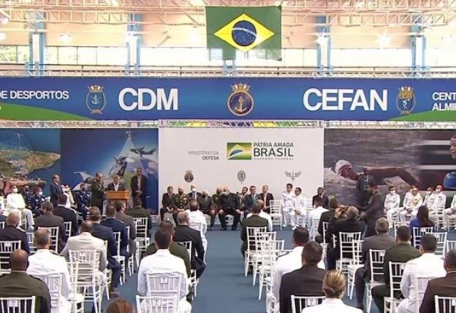 Bolsonaro participa de entrega de medalha aos militares