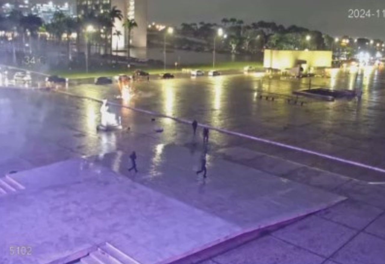 Imagem da noticia Vídeo: câmera de segurança mostra momento de explosões em frente ao STF, em Brasília