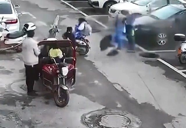 Imagem da noticia Flagra: Criança é lançada por explosão de tampa de bueiro