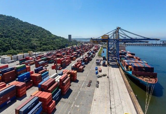 Imagem da noticia Empresas brasileiras antecipam exportações aos EUA para evitar tarifa de 50% imposta por Trump