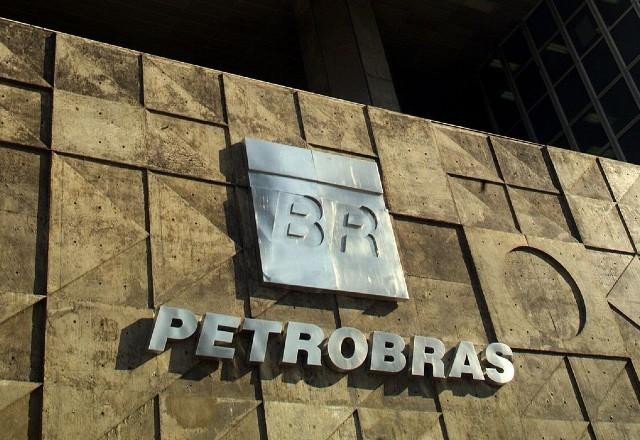 Imagem da noticia Ações da Petrobras estão em queda na bolsa após troca de presidente na estatal 