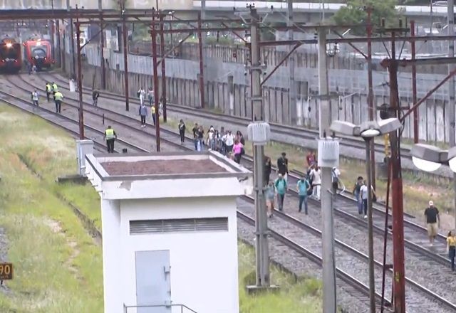 Imagem da noticia SP: circulação de trens é interrompida e pessoas andam pelos trilhos