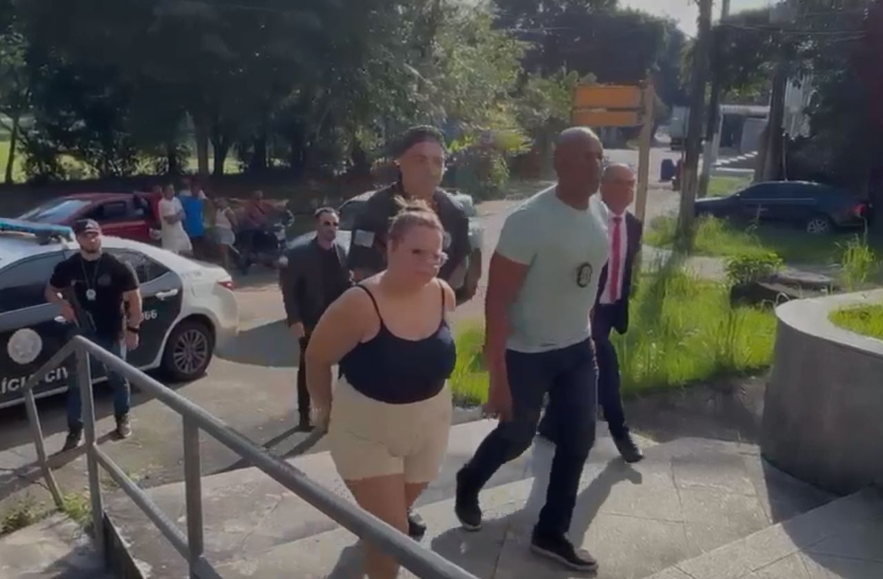Imagem da noticia Mulher é presa por fingir ser advogada e prometer facilitar decisões em processos no RJ