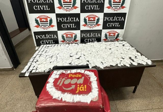 Imagem da noticia Falso entregador é preso com mais de duas mil porções de cocaína em Caieiras (SP)